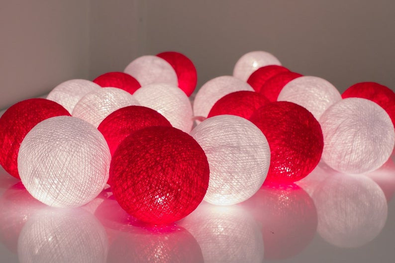 1 Set of 20 LED Red White 5cm Cotton Ball Battery String Lights