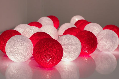 1 Set of 20 LED Red White 5cm Cotton Ball Battery String Lights