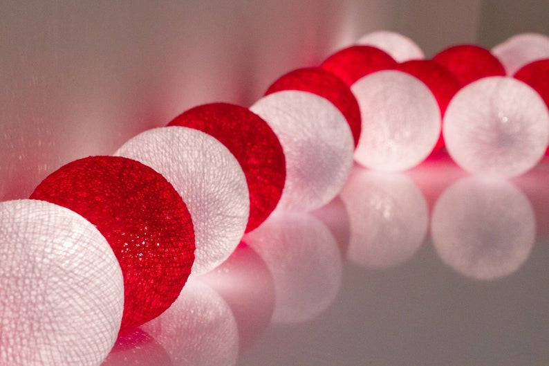 1 Set of 20 LED Red White 5cm Cotton Ball Battery String Lights
