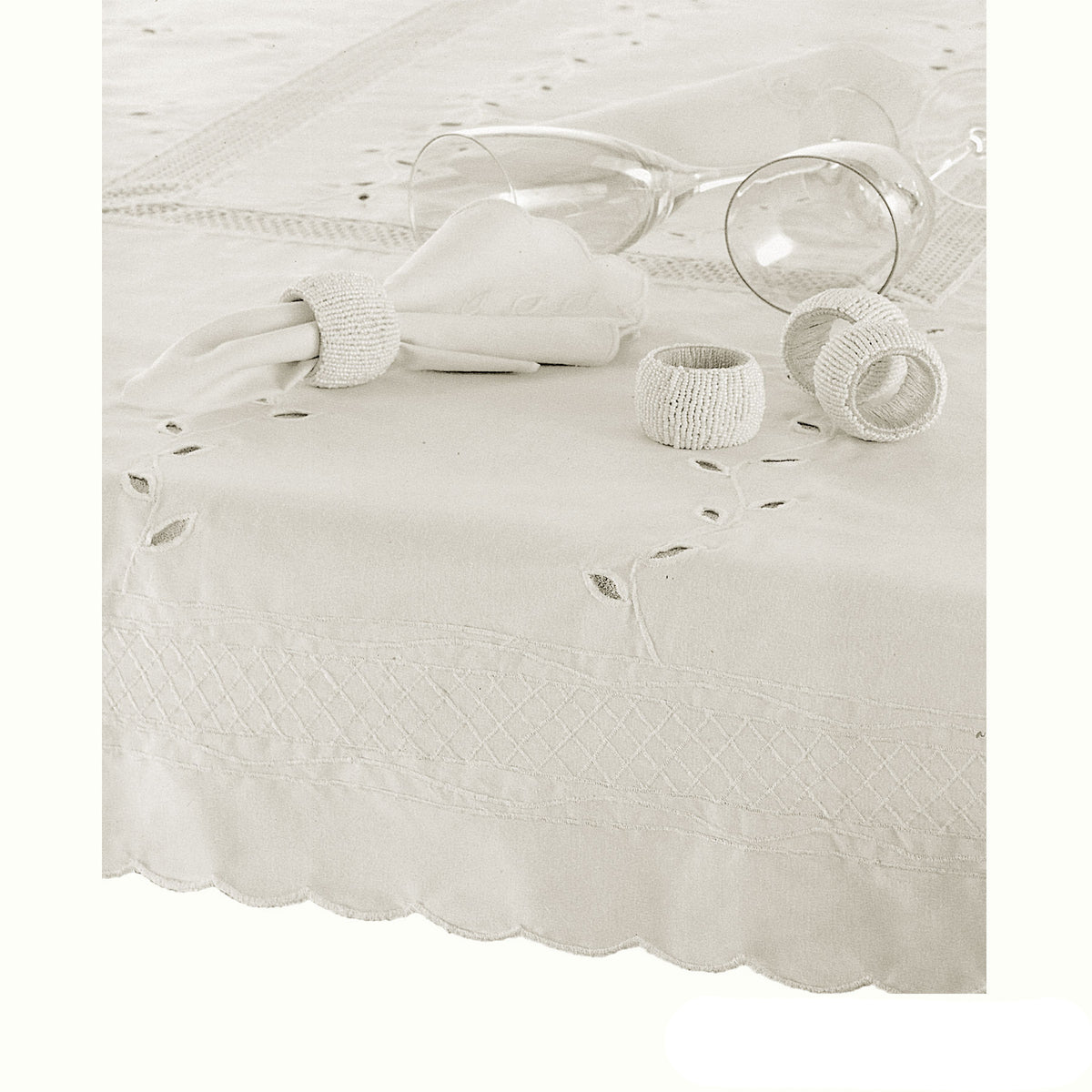 Hoydu Embroidered Leaf Tablecloth, Marshmallow
